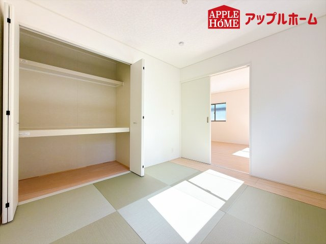 [新築住宅] 本庄市下野堂 第8 全4棟の和室|広々とした居住空間は日々の暮らしを彩り、心のやすらぎと満足感を与えてくれます。通風と採光を考慮した設計は子供たちはのびのび育ち、家族でくつろぎと団らんを生み出します。