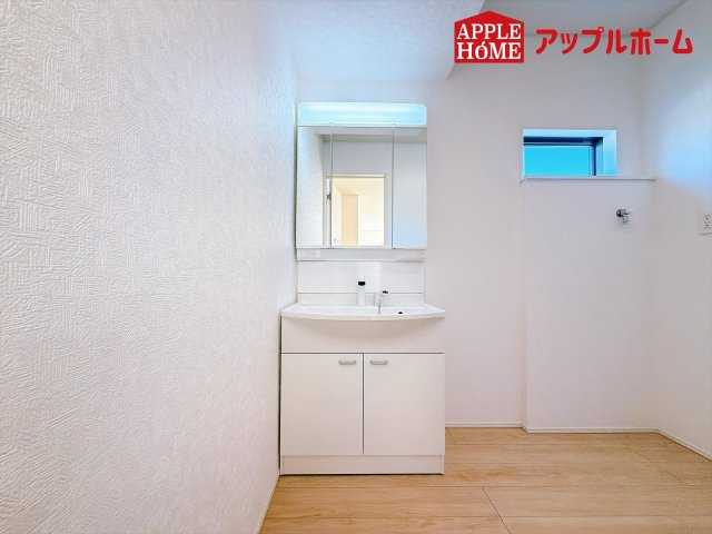 [新築住宅] 本庄市下野堂 第8 全4棟の独立洗面台|ゆとりの洗面スペースで朝の身支度も快適スムーズに。３面鏡で髪のセットやお化粧もストレスなくこなせ、朝から気分良く通勤通学に向かえそうですね！鏡の裏にはたっぷりと収納スペースを標準装備