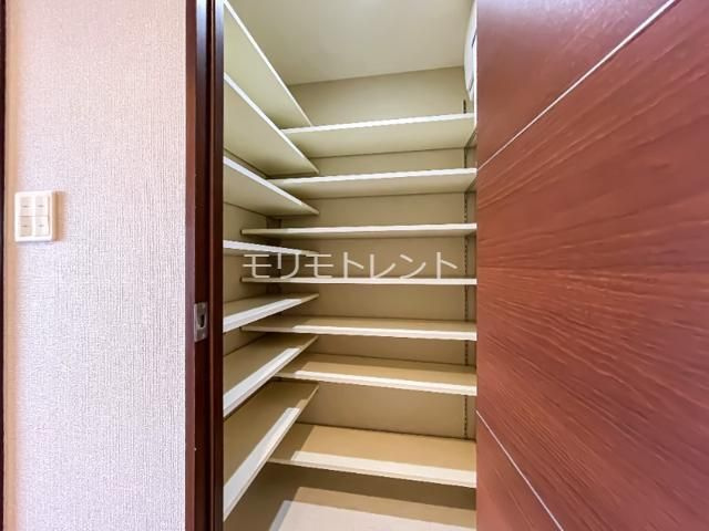 クレッセント東京リプライムの玄関