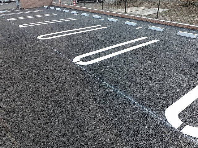 パーク・ヒルズ利根　四番館の駐車場|駐車場があるので、車を買う予定の方も安心です