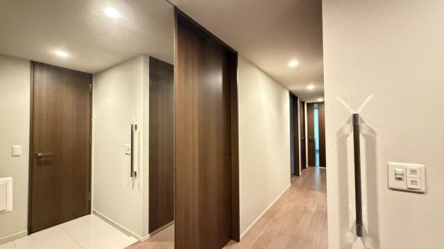 レジデンシャル泉中央の玄関|木目調の建具で統一された、落ち着いた玄関・廊下です。