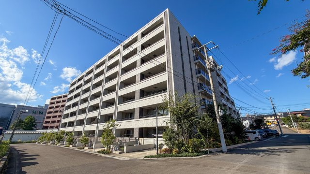 レジデンシャル泉中央の外観|鉄筋コンクリート造7階建、2020年8月築。植栽に囲まれた落ち着いた外観です。