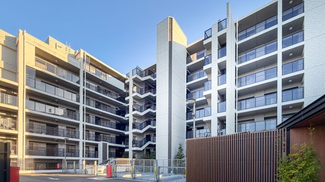レジデンシャル泉中央の外観|中庭側から見た建物の外観です。