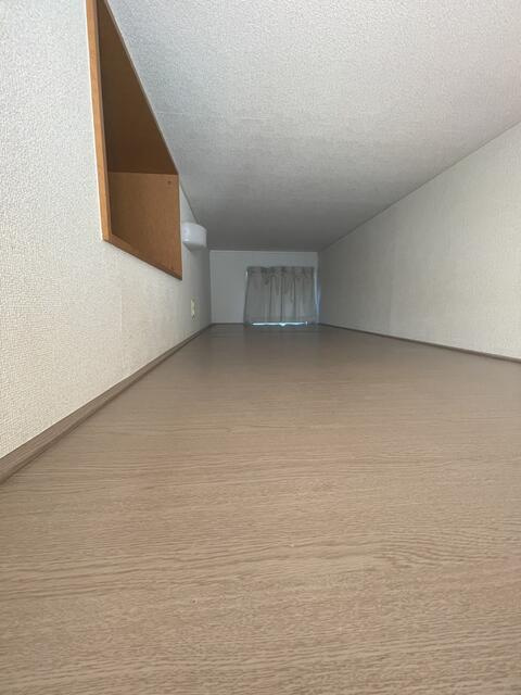 メゾン　ド　アッシュの洋室|ＴＶ設置可能・収納豊富