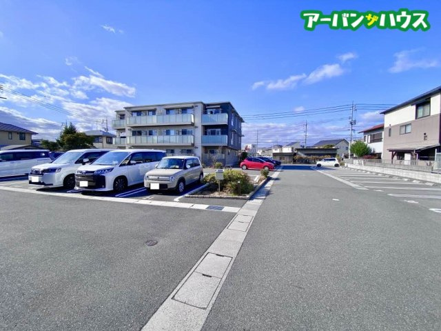 ソルブライトB棟の駐車場