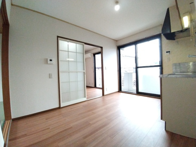 6帖ダイニングは隣の部屋と合わせて利用可能です