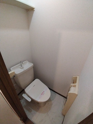 温水洗浄便座付きのトイレ