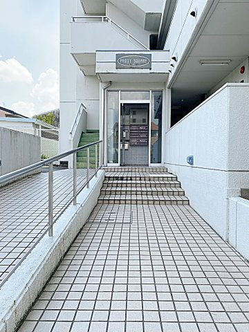 プロクシィスクエア牧の原のエントランス