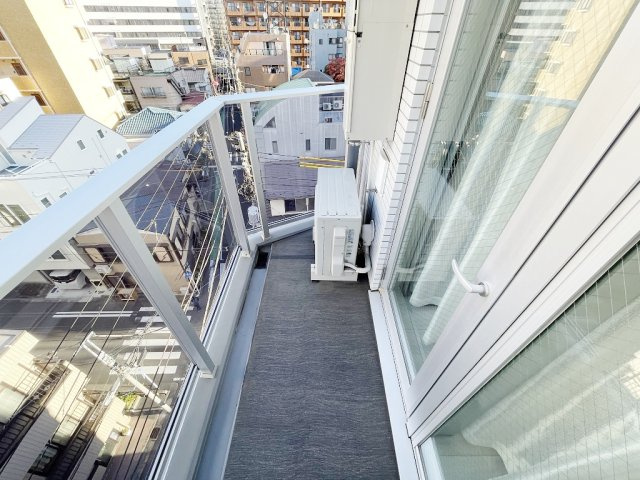 Log横浜駅東の内装
