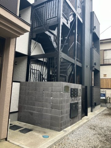 横浜市保土ケ谷区西久保町のアパートのエントランス