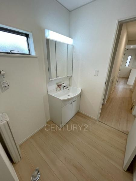 クレイドルガーデン前橋市青柳町第２８　４号棟の独立洗面台|三面鏡付きの洗面台には鏡の裏に収納があり、すっきり片付けられます。
洗髪も可能な伸縮機能つきシャワーヘッドです。
