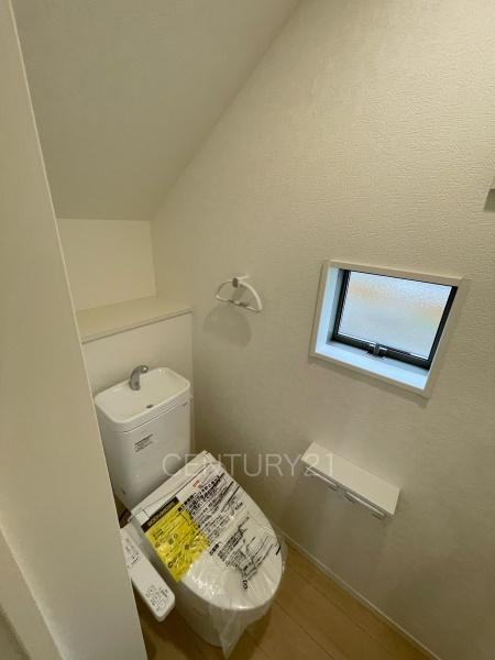 クレイドルガーデン前橋市青柳町第２８　４号棟のトイレ|１階トレイです。
温水シャワー洗浄機能付きです。