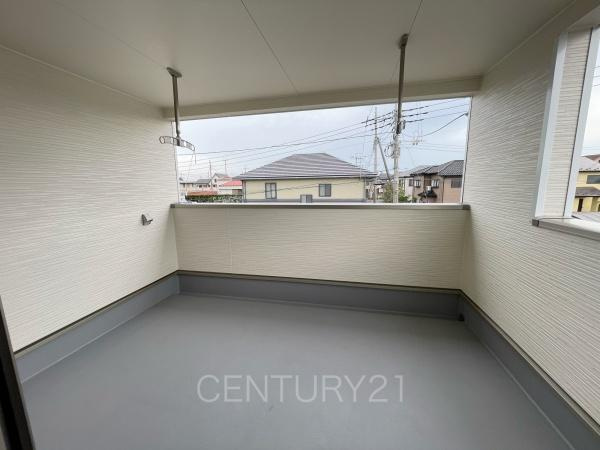 クレイドルガーデン前橋市青柳町第２８　４号棟のバルコニー|天井付きバルコニーは急な雨にも安心。
干した洗濯物や布団が外壁に干渉しづらい、天井吊り下げ式の物干し金具付き。