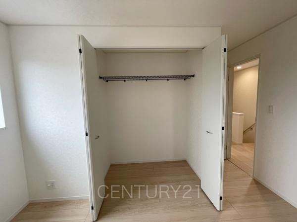 クレイドルガーデン前橋市青柳町第２８　４号棟の収納|ハンガーパイプ付きクローゼットです