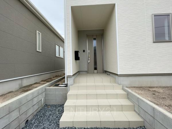 クレイドルガーデン前橋市青柳町第２８　４号棟の玄関|スマートキー付きの玄関。
鍵を探すことなくドアの開閉が可能です。
郵便物を守る鍵付きポストです。
インターホンは録画機能付きで防犯面に優れます。