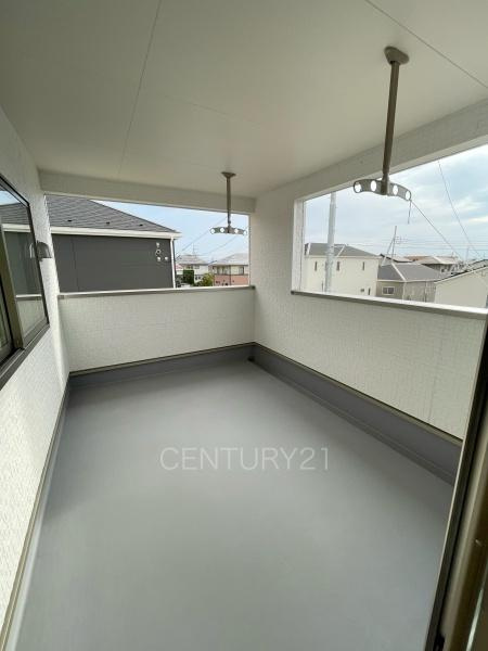 クレイドルガーデン前橋市青柳町第２８　８号棟のバルコニー|天井付きバルコニーは急な雨にも安心。
干した洗濯物や布団が外壁に干渉しづらい、天井吊り下げ式の物干し金具付き。