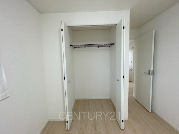 クレイドルガーデン前橋市青柳町第２８　８号棟の収納|ハンガーパイプ付きクローゼットです