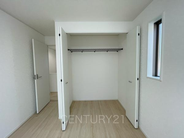 クレイドルガーデン前橋市青柳町第２８　８号棟の収納|ハンガーパイプ付きクローゼットです