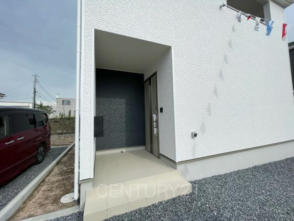 クレイドルガーデン前橋市青柳町第２８　８号棟の玄関|スマートキー付きの玄関。
鍵を探すことなくドアの開閉が可能です。
郵便物を守る鍵付きポストです。
インターホンは録画機能付きで防犯面に優れます。