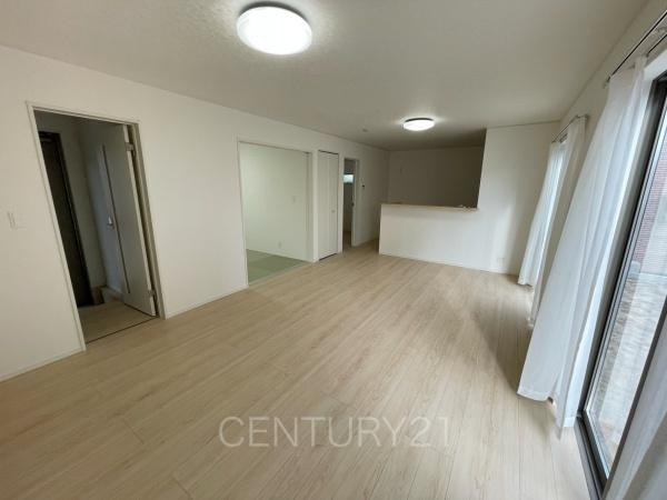 クレイドルガーデン前橋市青柳町第２８　８号棟の居間・リビング|開放感のあるリビングです。