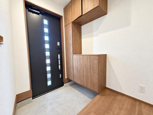横浜市保土ケ谷区境木本町の新築一戸建の玄関|収納豊富な玄関です。
この明るい玄関が気持ちよく家族を迎え入れます♪