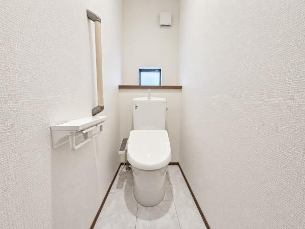 横浜市保土ケ谷区境木本町の新築一戸建のトイレ|清潔感のある内装のすっきりとしたデザインのトイレです。
水周りが綺麗だと安心ですね。
