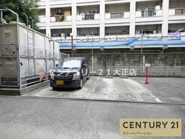 グランドヴィラ三先の駐車場