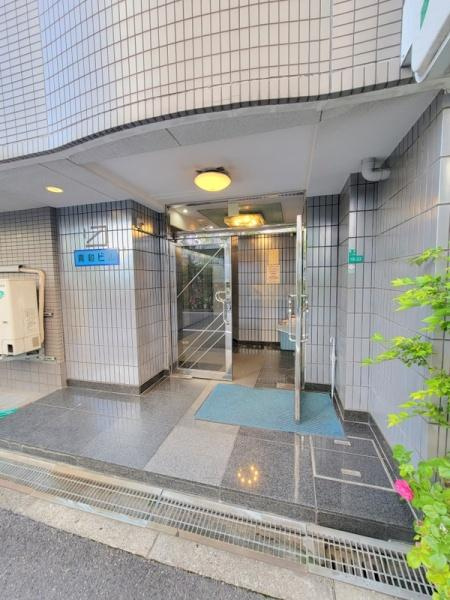 貴和ビルのエントランス