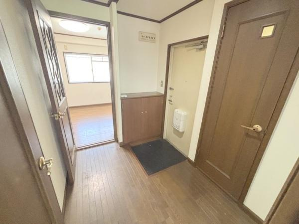 貴和ビルの玄関