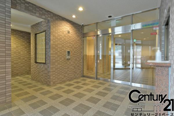 スコーレ東生駒のエントランス|■現地撮影写真■広々開放感溢れる綺麗なエントランスです！
