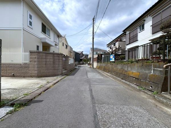 綾瀬市上土棚中６丁目の中古一戸建の前面道路含む現地写真