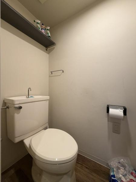 アクトピア金沢文庫のトイレ|清潔感のある明るいトイレ空間。落ち着いた色合いとシンプルなデザインで、毎日気持ちよく使えます。