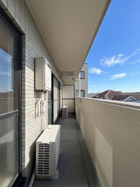 アクトピア金沢文庫のバルコニー|目の前は2階建ての戸建てで3階に位置しておりますので開放感がございます。