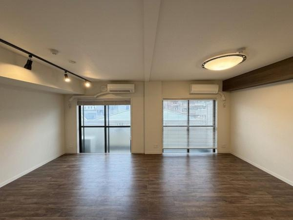 アクトピア金沢文庫の洋室|洋室約12帖です。家具家電を設置しても余裕のある広さです。※こちらの写真はイメージしやすいようにAIで家具家電を消しております。