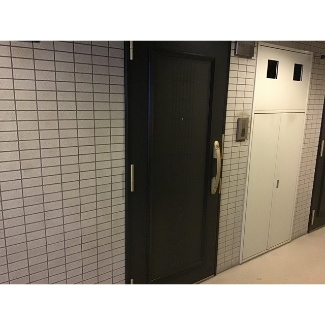 フェニックス初台弐番館の玄関