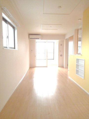 富山市手屋３丁目のアパートの居間・リビング