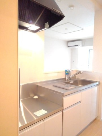 富山市手屋３丁目のアパートのキッチン
