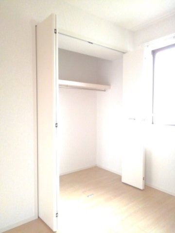 富山市手屋３丁目のアパートの収納