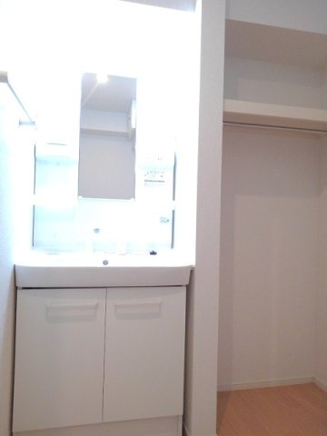 富山市手屋３丁目のアパートの洗面所