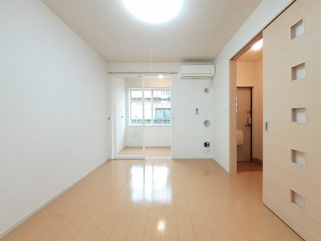 富山市大泉のアパートの居間・リビング