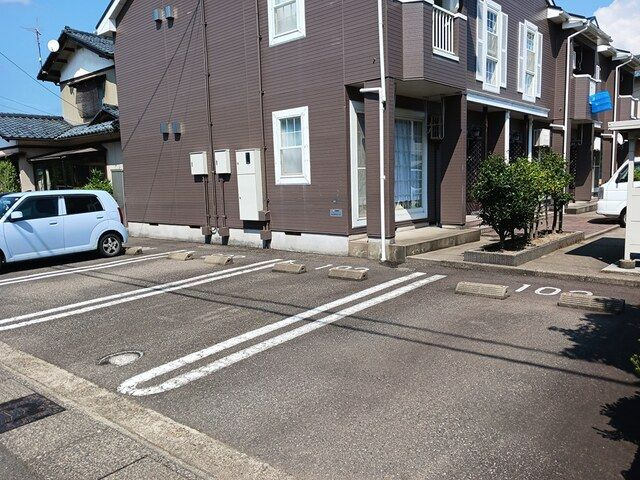 メゾンマキノの駐車場