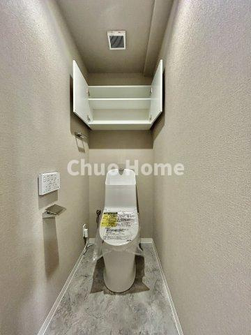 レクセル青戸のトイレ|【トイレ】 収納スペースをしっかりと確保した温水洗浄便座機能付きトイレ。温水洗浄便座は清潔にお使いいただくための大切なアイテムです。