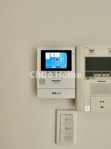 ボナハイツ中川1号棟のセキュリティ|【モニターホン】誰が来たかすぐにわかるカラーモニター付きインターホン。通話ボタンを押すまでは室内の音は漏れていませんので相手を確かめてから応対できます。