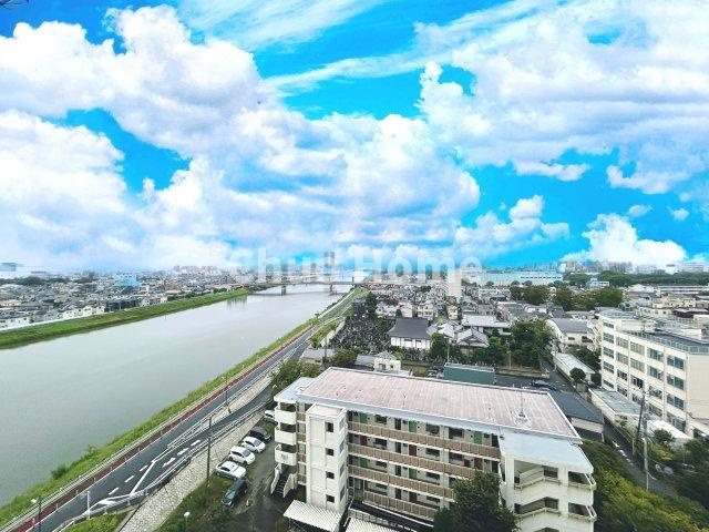 ボナハイツ中川1号棟の展望|手を伸ばせば、ふれることが出来そうな環境が、そのままインテリアになったような印象です。その豊かな眺望にふさわしい空間には、通風・採光にも優れ、心地よい光と風があふれています