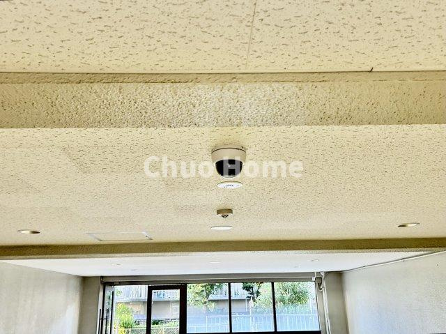 ボナハイツ中川1号棟の防犯設備|【防犯カメラ】何かあった時の大事な証拠になることももちろんなりますが、防犯というくらいですので大事なのは防犯カメラがあることによって抑止力につながることですよね。