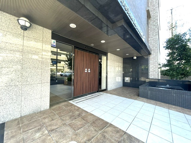 アルファステイツ岡山駅西のエントランス