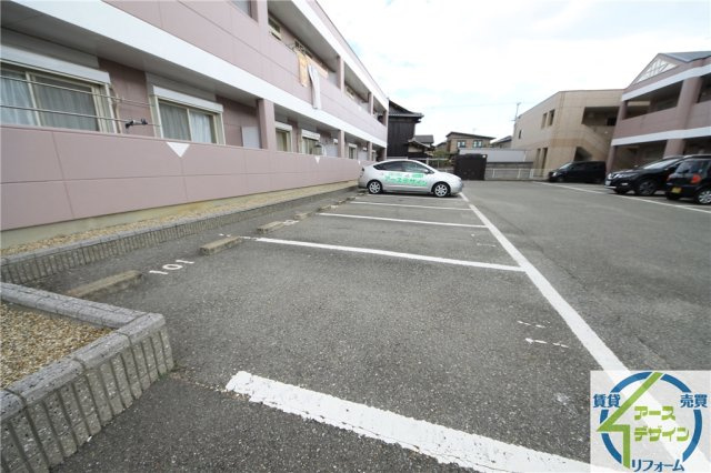 ネオパリエBの駐車場