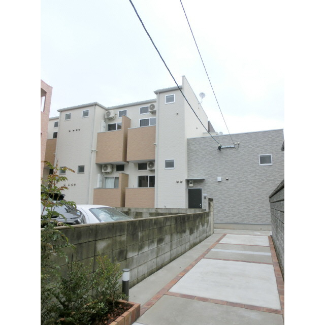福岡市早良区西新２丁目のアパートの外観