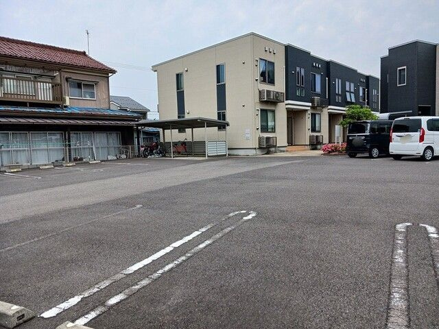 アドバンセルの駐車場