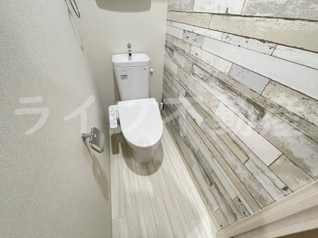 フジパレス八戸ノ里Ⅲ番館のトイレ|落ち着いた色調のトイレです